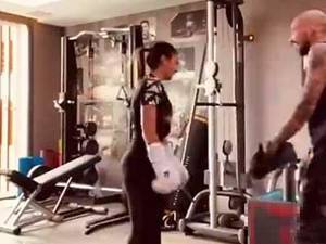 球王背后的女人！安东内拉练习拳击视频