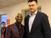 一笑泯恩仇!姚明打趣科比:事实上我现在膝盖还痛着