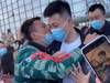 有阴影了哈哈!张镇麟入场时保安连忙挡住旁边球迷