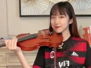 一起听听美女小提琴演奏的米兰队歌如何?