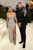 库里携妻子阿耶莎出席“时尚界奥斯卡”Met Gala