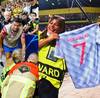 C罗误伤安保人员，为对方送上一件CR7曼联球衣