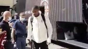 意媒:迈尼昂抵达都灵手缠绷带,能否首发视赛前热身而定