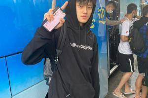 雷蒙晒曾凡博剪刀手照：看给第一次参加的孩子兴奋的