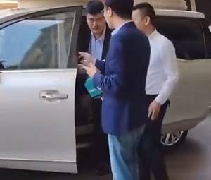 商务车坐不进去!姚明出席活动遇到坐车烦恼愁容满面