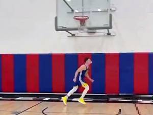 大伙儿说模仿的像不?白模仿帝模仿库里球场奔跑