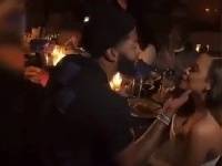 ?深情！戴维斯在婚礼彩排上对妻子单膝跪地献唱