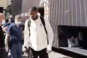 意媒:迈尼昂抵达都灵手缠绷带,能否首发视赛前热身而定