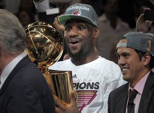 NBA官网评2010年代重大时刻——詹姆斯与勇士交相辉映