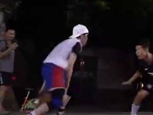 这才是真的唱跳rap篮球，萧敬腾实战大秀球技