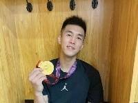 郭艾伦晒图:四年前同样的姿势 不同的是好像越来越帅气了腻
