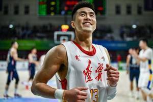 沈阳日报：辽篮小将俞泽辰决赛扮演奇兵 杨鸣夺冠后如释重负
