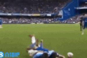 球迷调侃AZP“身压”格拉利什:像极了FIFA游戏中出现的bug