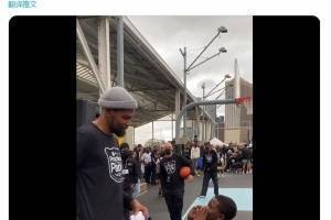 KD与小球迷亲切互动 NBA官方:你是有史以来最好的球员❤️