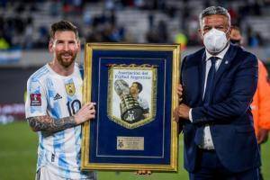 书写历史?！阿足协主席赛后为梅西颁发南美射手王纪念荣誉
