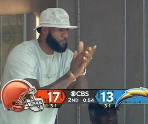 大牌观众!詹姆斯现场观战NFL 支持家乡球队克利夫兰布朗队
