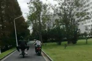 摩托车像个玩具!球迷晒周琦上海交大骑摩托上课趣图