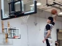选秀专家晒曾凡博点燃队训练视频：上演飞身暴扣、外线手感不错