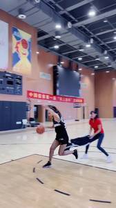 不懂就问,这球犯规了吗??怎么还把小姐姐裤子脱了!
