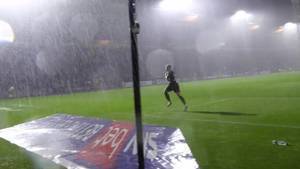 公然划水?!英甲普利茅斯球员暴雨中艰难进球后游泳庆祝