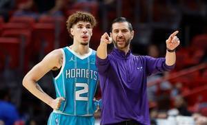 三球三节砍下28分8篮板5助攻2抢断 黄蜂主场喊起了“MVP”