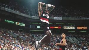 ?打破时空壁！NBA花絮图集：现役球星变装复刻名宿经典镜头