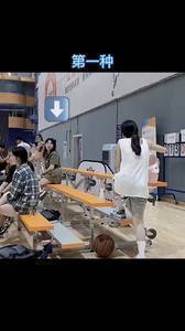 篮球场边三种不同类型的妹子 哪个是你的款?