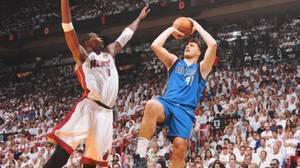 ?打破时空壁！NBA花絮图集：现役球星变装复刻名宿经典镜头