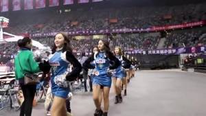 美女如潮!深圳男篮拉拉队出场瞬间