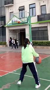 小姑娘模仿欧文运球上篮,姿势太美了,吧里应该一般人做不到