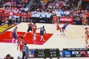 东契奇摊手!特雷-杨刹车后脑勺撞哈达威面门成功造犯规