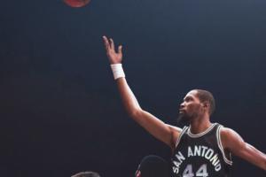 ?打破时空壁!NBA花絮图集:现役球星变装复刻名宿经典镜头