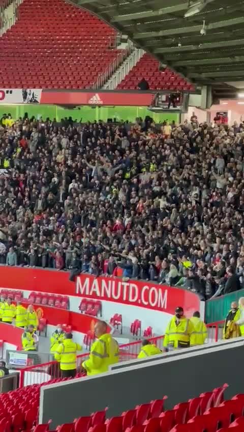 比赛结束后 利物浦球场在老特拉福德欢呼庆祝 久久不愿离场