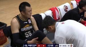 ?韩德君防守时落地踩到于德豪后崴脚 接受治疗后回到比赛