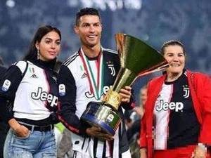 名场面!C罗拿奖杯误伤迷你罗