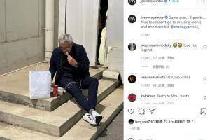 穆帅坐在台阶上吃点心：去不了更衣室吃，另外我发现了一个好苗子