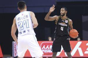 赛季首秀!弗格出战22分钟 9中4贡献11分2篮板4助攻