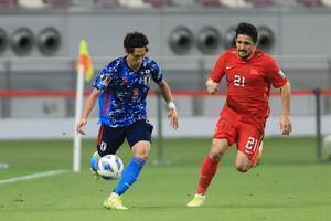 知情人透露国足热身赛阵型为4-3-3,前场阿兰、张玉宁、洛国富