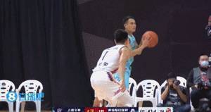 屡献暴扣!上海男篮小将李添荣15中12 砍下26分5板3助2断