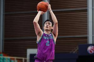 可圈可点!丁彦雨航半场8投4中得到12分5篮板3助攻