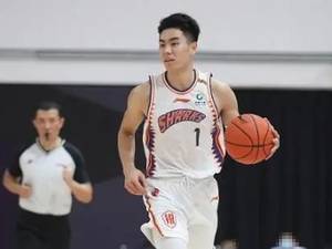 确实飘逸!上海男篮小将李添荣转身灵动上篮