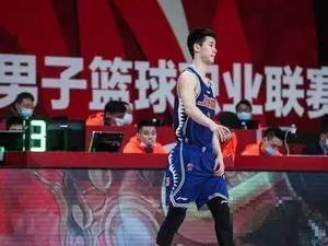 未来之星!上海俩小将李添荣长传助攻郭昊文双手劈扣