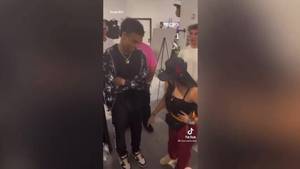 赌罚球不敌女网红 布朗尼当场脱下2000美元球鞋&尴尬光脚离场