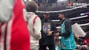 球爹的人气不输场上俩儿子!儿子们的粉丝排队找球爹合影