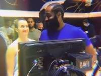 这运镜有点暧昧??哈登晒自己与2020年WNBA状元秀合照