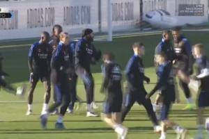 在今天的皇马训练中,本泽马、贝尔均参加了团队合练