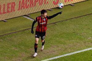 镰田大地联赛首球，助法兰克福3-2战胜门兴