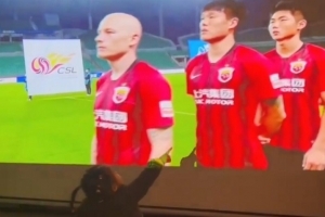 李昂晒女儿观看中超比赛视频:这是爸爸