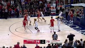 机智!NCAA戴维森学院最后发球砸对手身上 耗完时间取胜