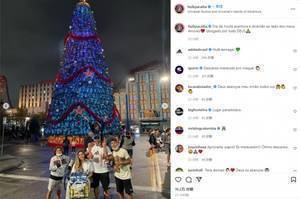 心情大好!胡尔克带家人出游,绿巨人雕像前摆POSE秀肌肉